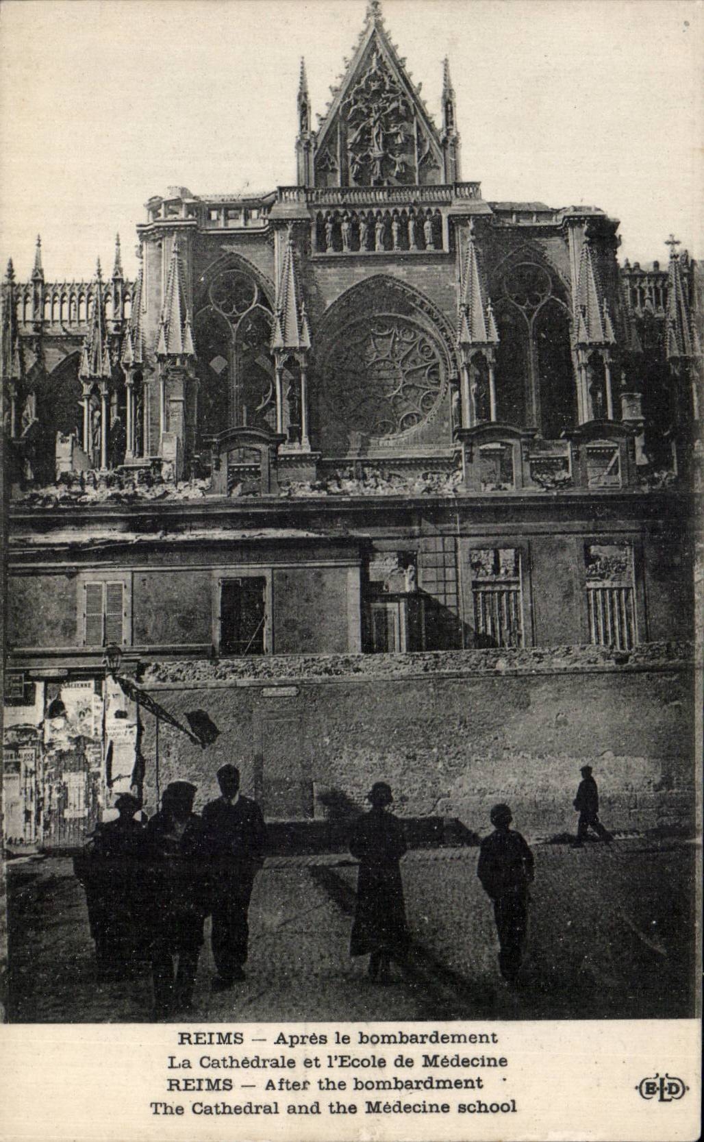 CPA Reims La cathedrale apres le bombardement Ecole de medecine