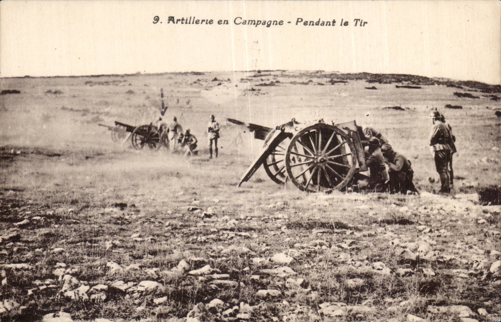 CPA Militaria Artillerie en campagne Pendant le tir