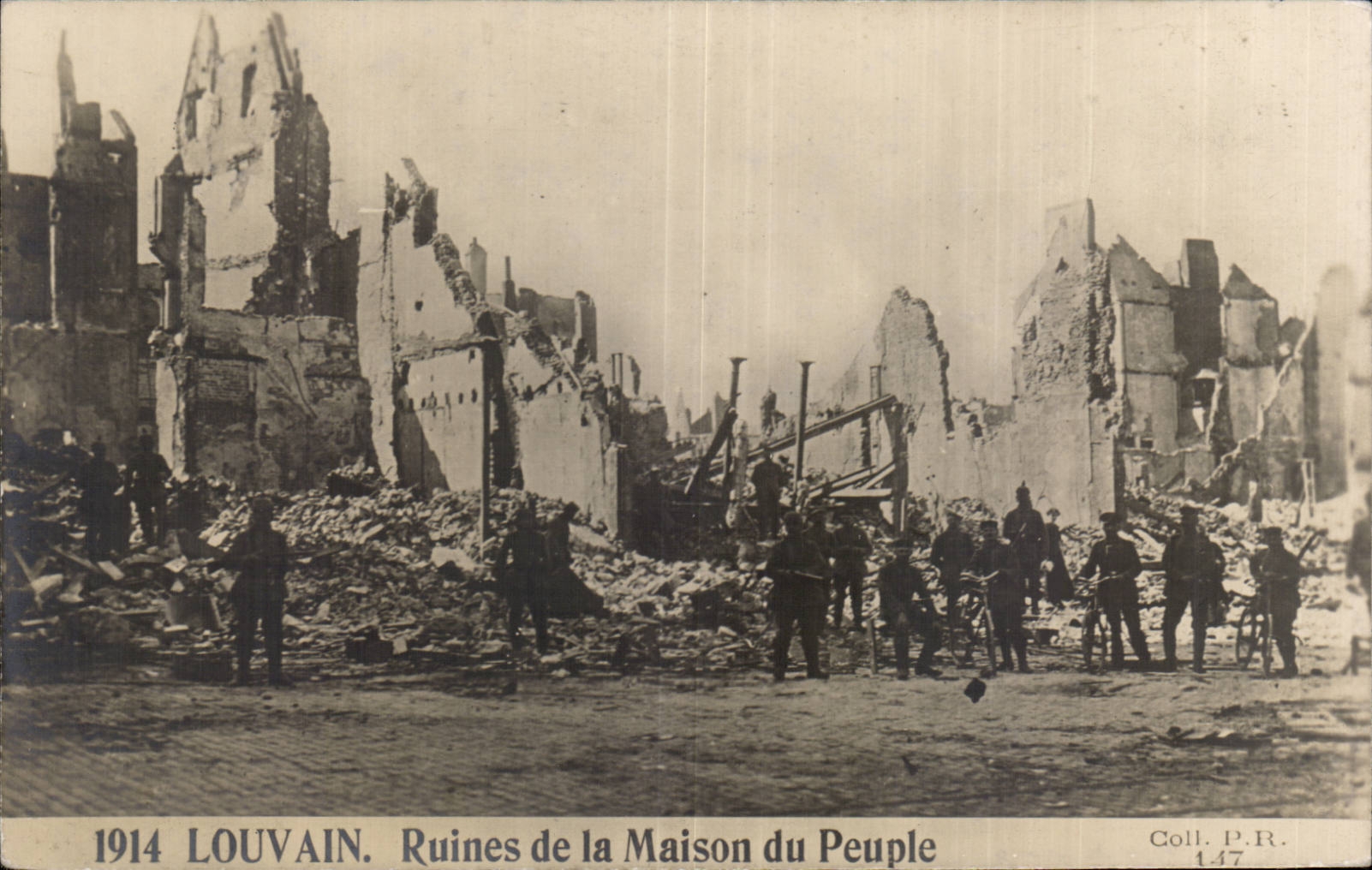 CPA Militaria Louvain Ruines de la maison du peuple