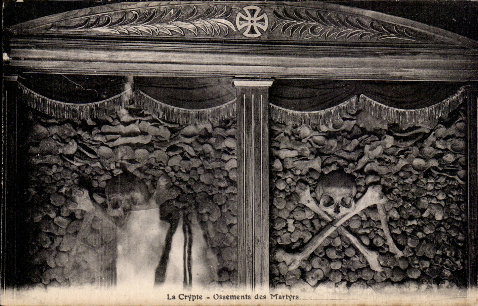 CPA La crypte Ornement des martyrs Squelettes Crane Skull