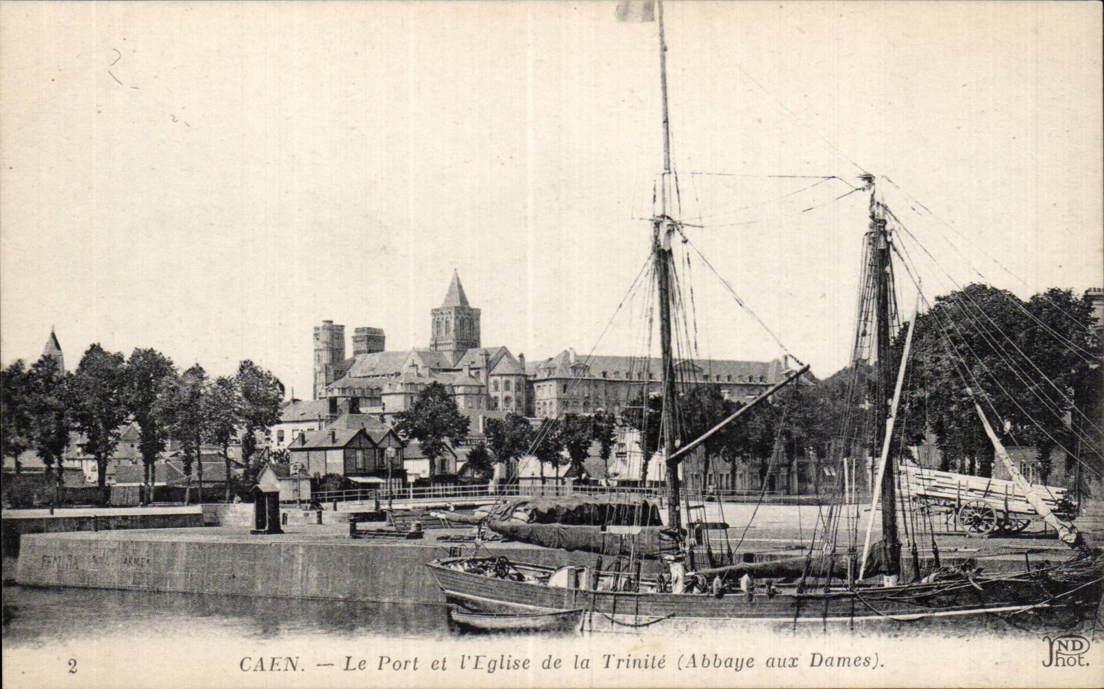 CPA Caen le port et l eglise de la Trinite (abbaye aux Dames) Bateau