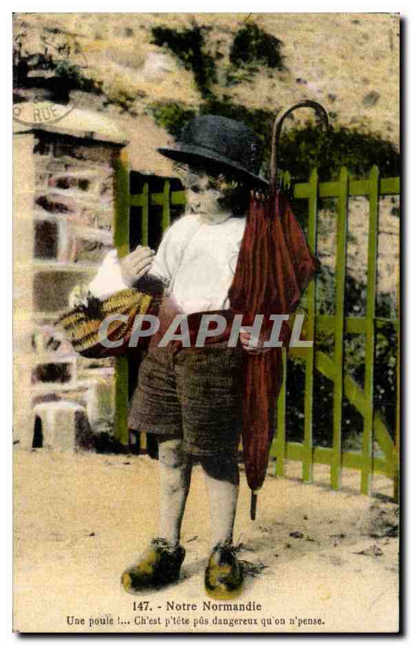 CPA Notre Normandie Une poule Enfant Folklore Costume