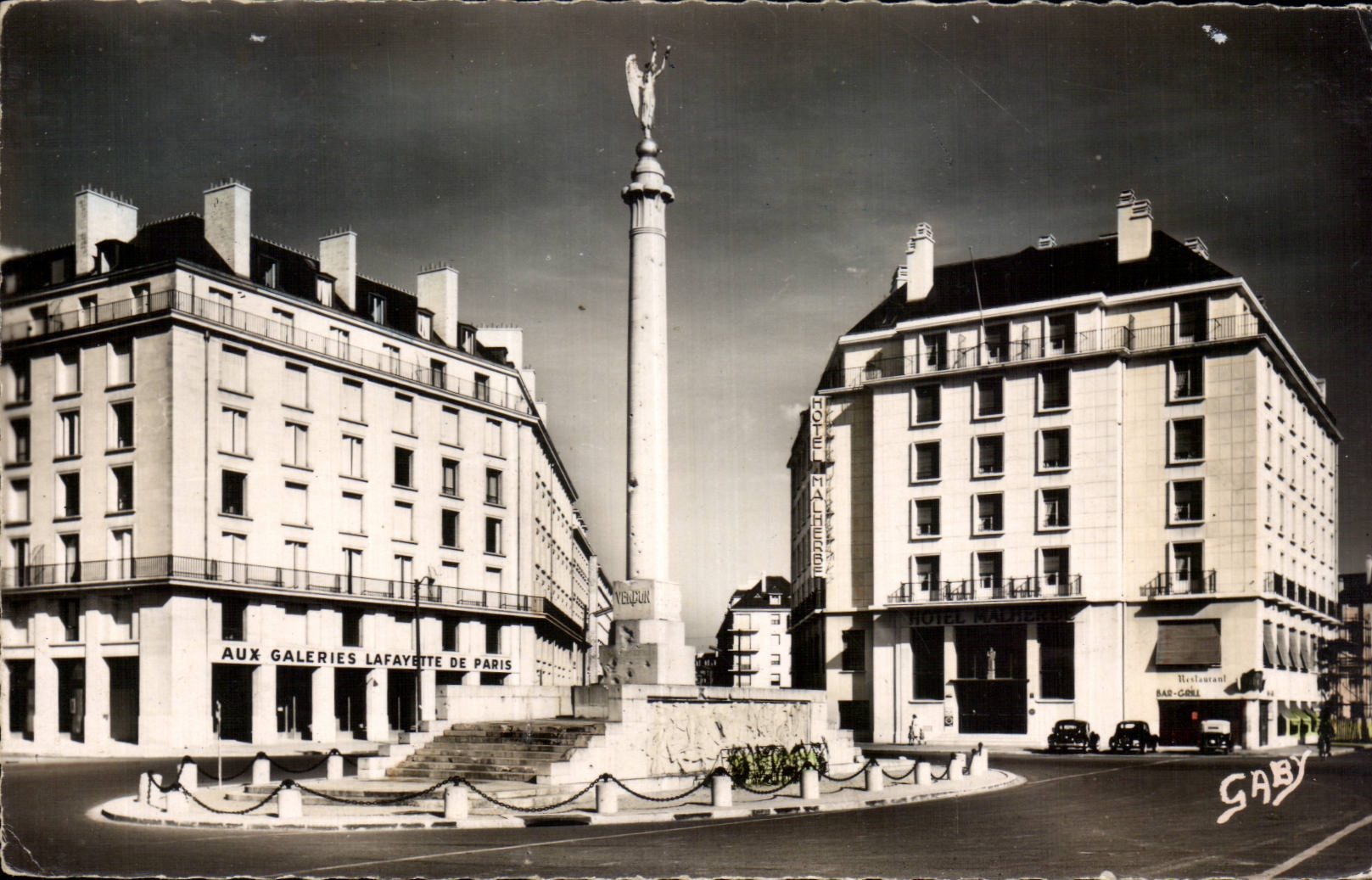 CPSM Caen Le monument aux morts et l hotel malherbe