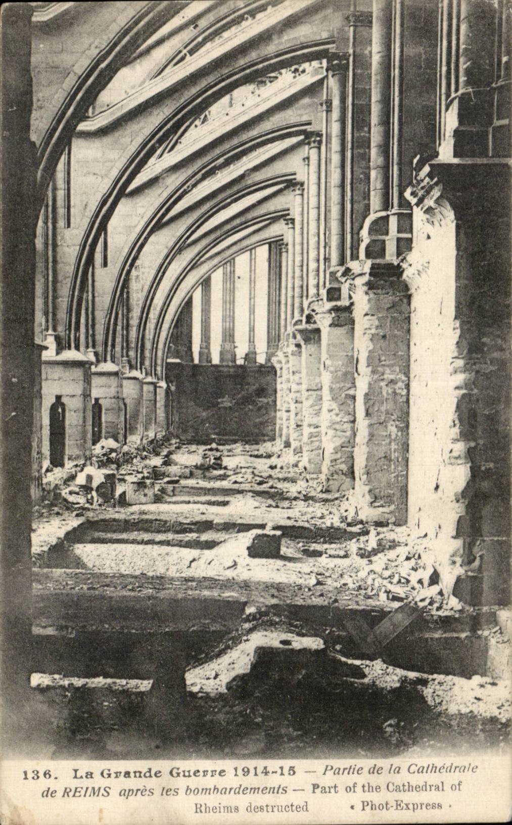 CPA Militaria Partie de la cathedrale de Reims apres les bombardements