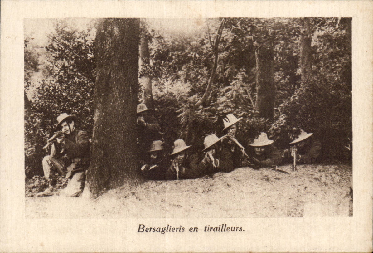 CPA Militaria Bersagliers en tirailleurs 