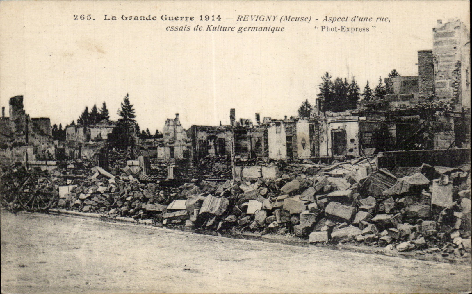 Revigny (Meuse) — Aspect d'une rue après les destructions de la Grande Guerre 1914 — Phot-Express, n° 265