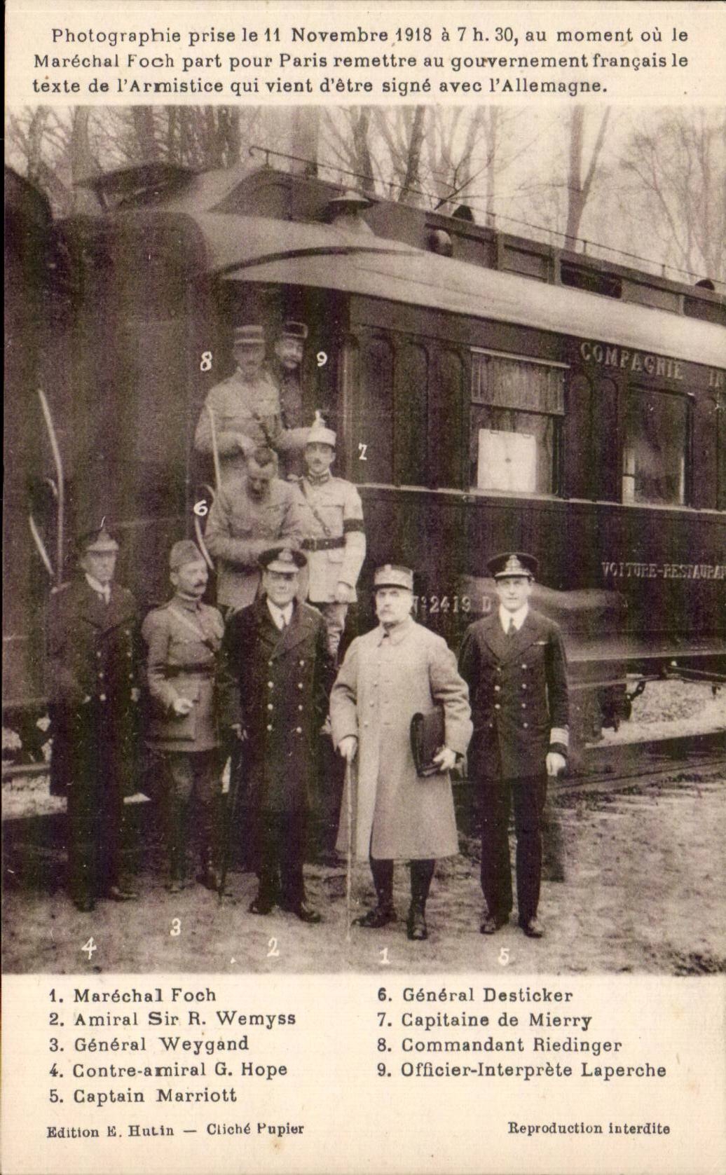 CPA Militaria Photographie prise le 11 novembre 1918 Foch Wemyss Weygand Hope Marriott Desticker Train WAgon 