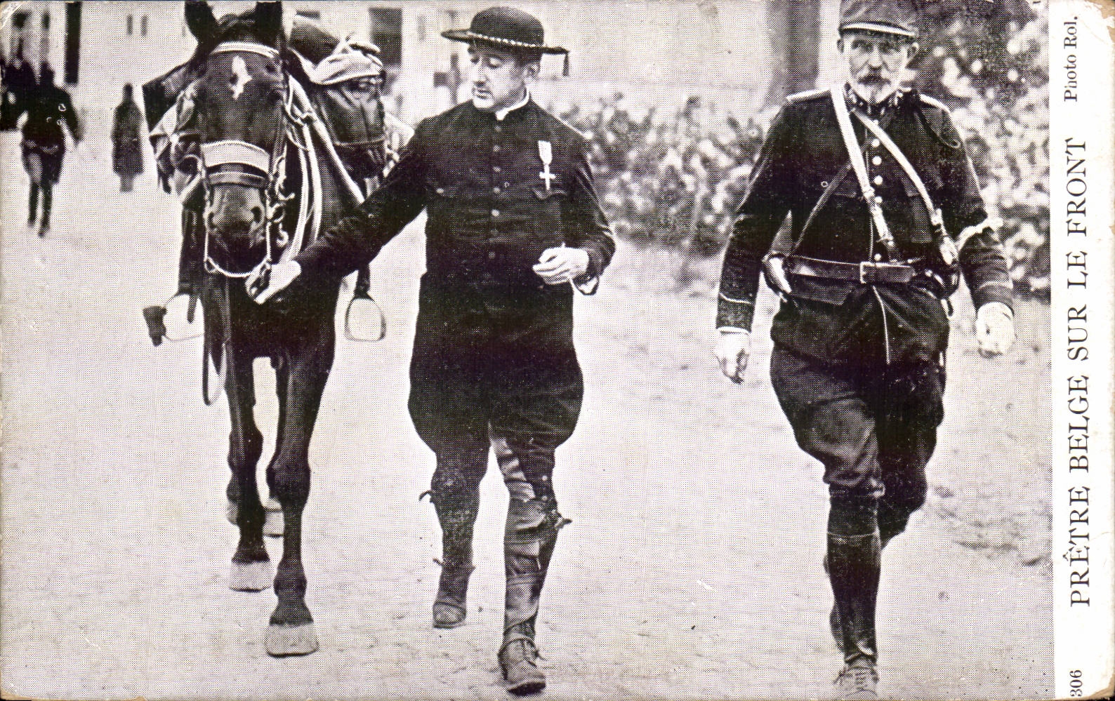 Sacerdote belga sul fronte — Sacerdote e soldato che camminano con un cavallo — Foto Rol, n°306