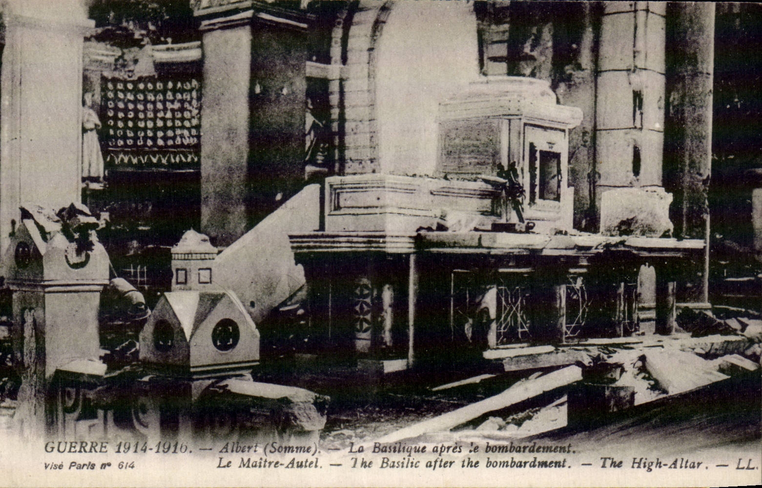 CPA Militaria Albert La basilique apres le bombardement