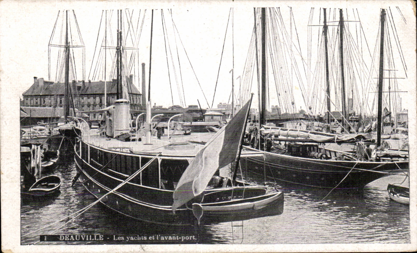 Deauville - Les Yachts et l avant port - CPA 