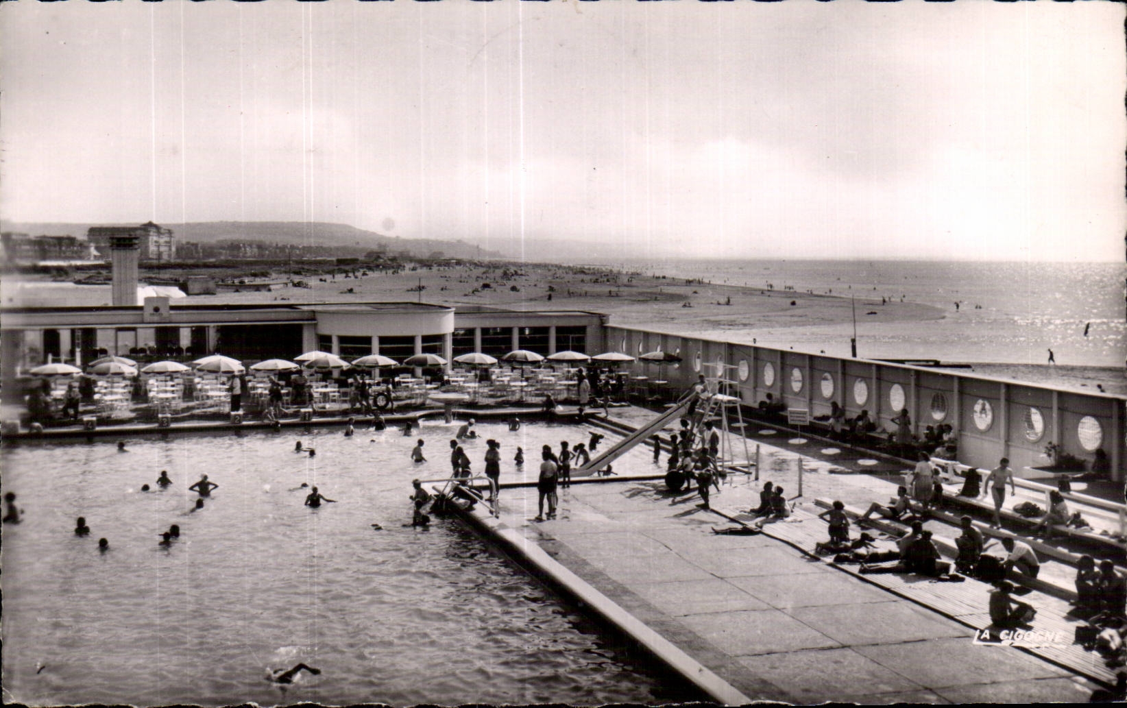 Vue de la piscine à Trouville — La Cigogne — Édition La Cigogne