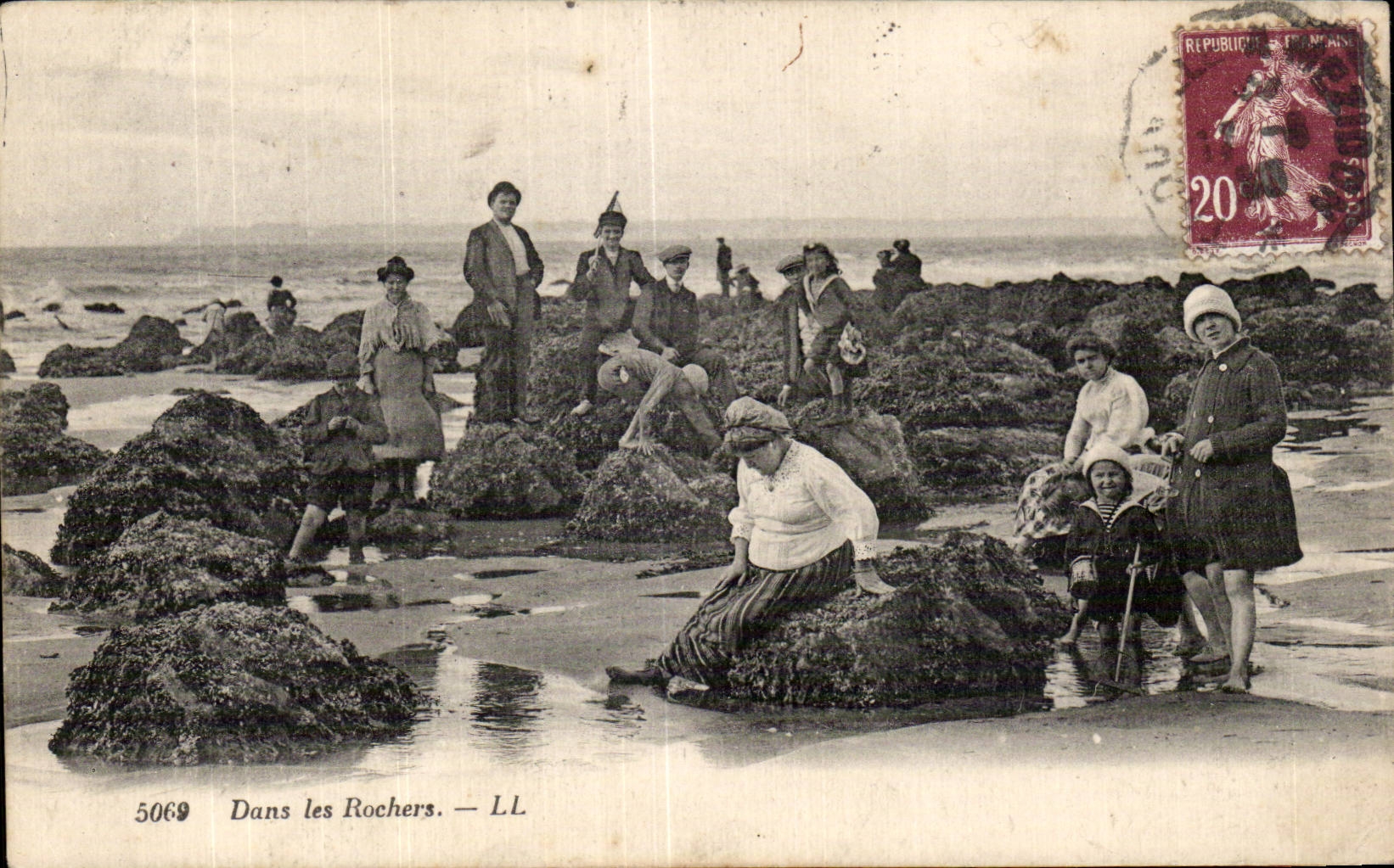 Dans les Rochers - CPA 