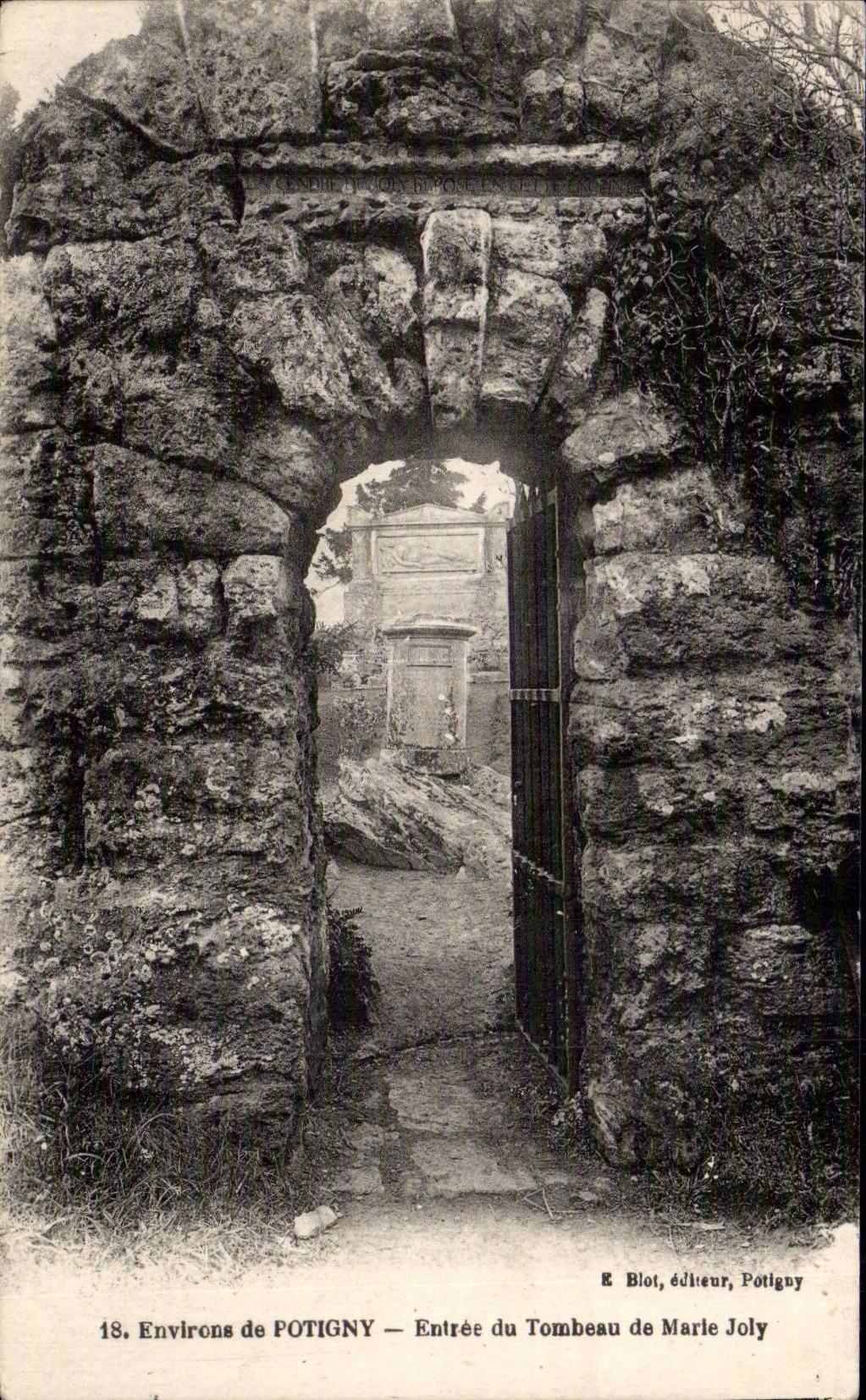 Environs de POTIGNY — Entrée du Tombeau de Marle Joly — Éditeur Blot, Potigny