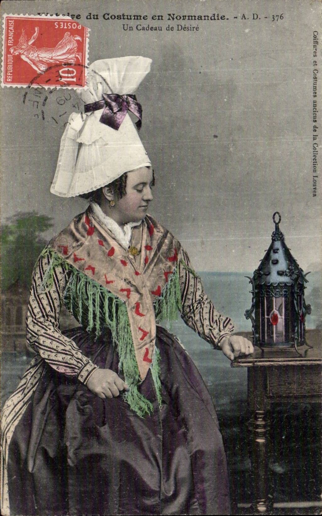 Folklore - Costumes - La Normandie - Un Cadeau de Desire - CPA 