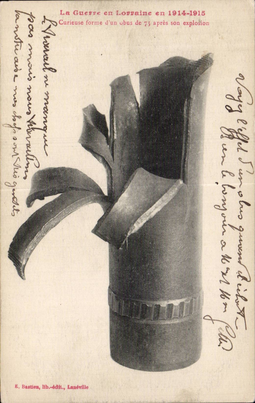 CPA Guerre de 1914 Militaria La grande guerre en Lorraine Curieuse forme d un obus de 75 apres son explosion
