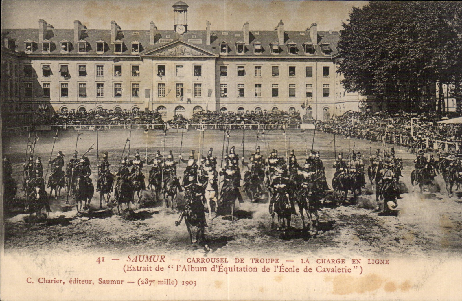 Saumur — Carrousel de tropa — La carga en línea — Extracto del Album de Equitación de la Escuela de Caballería — C. Charlier, editor, Saumur — (237° millar) 1903