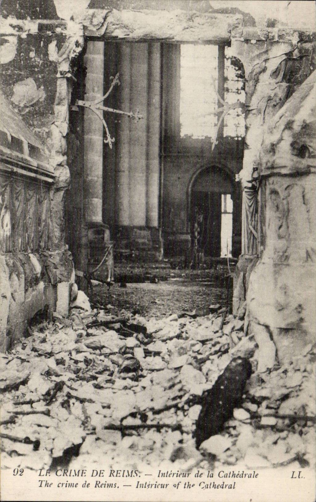 CPA Militaria Crime de Reims Interieur de la cathedrale