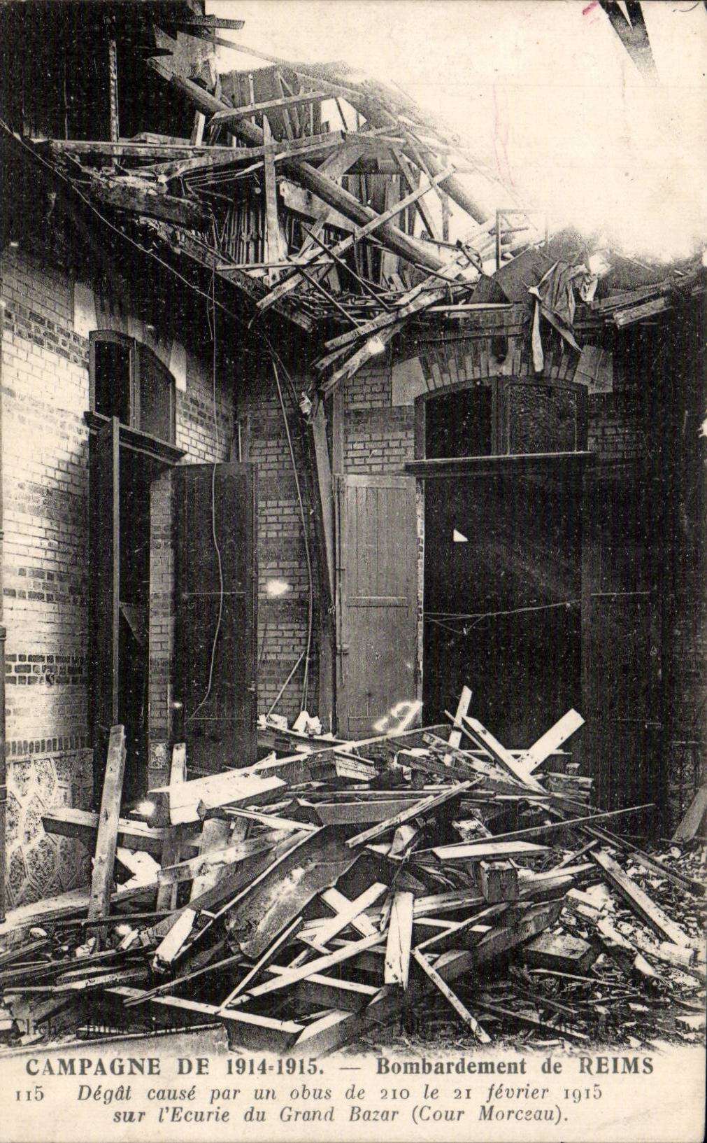 CPA Militaria Bombardement de Reims Degat cause par un obus de 210 sur l ecurie du Grand Bazar (Cour Morceau)
