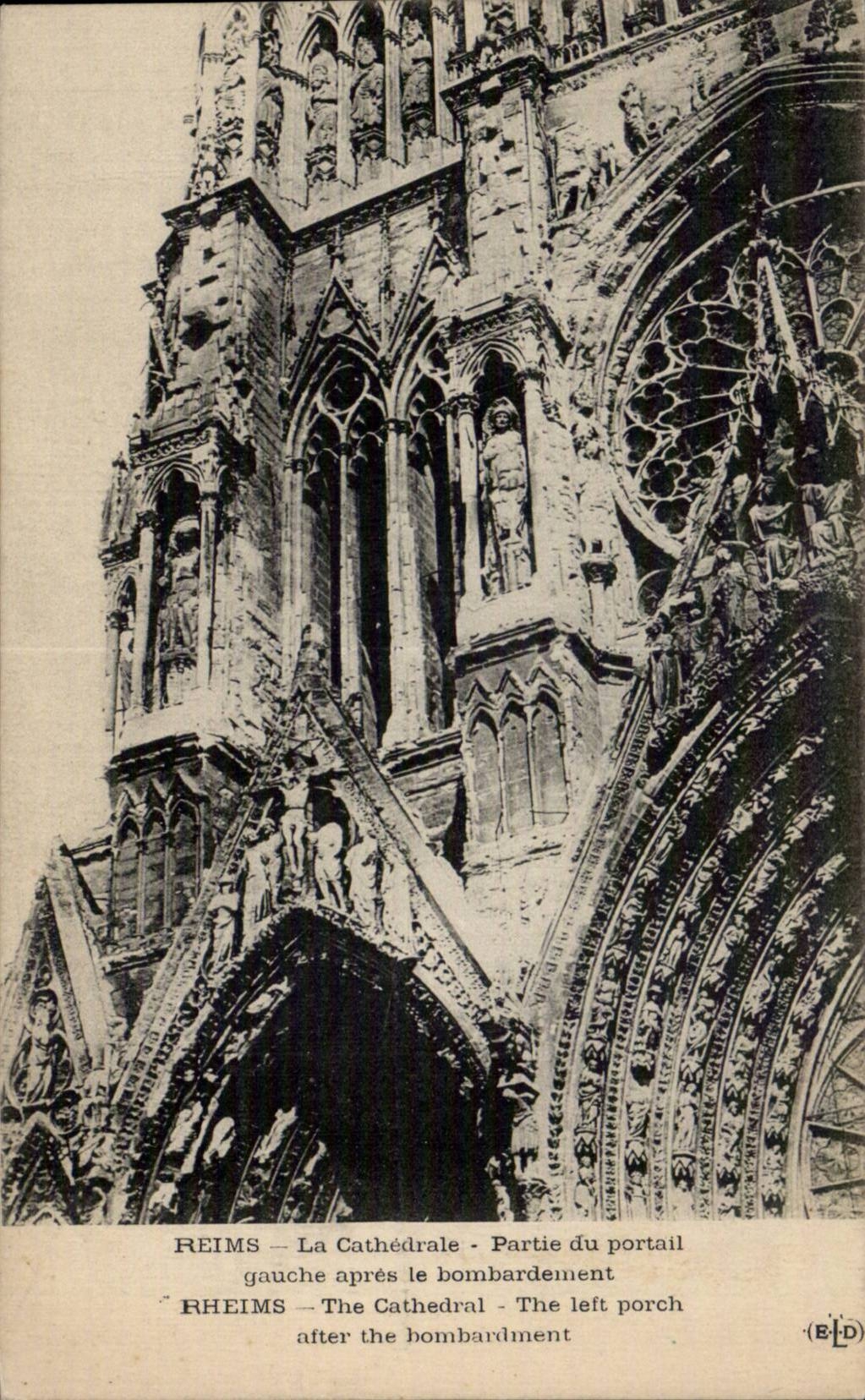 CPA Militaria Reims La cathedrale Partie du portail gauche apres le bombardement