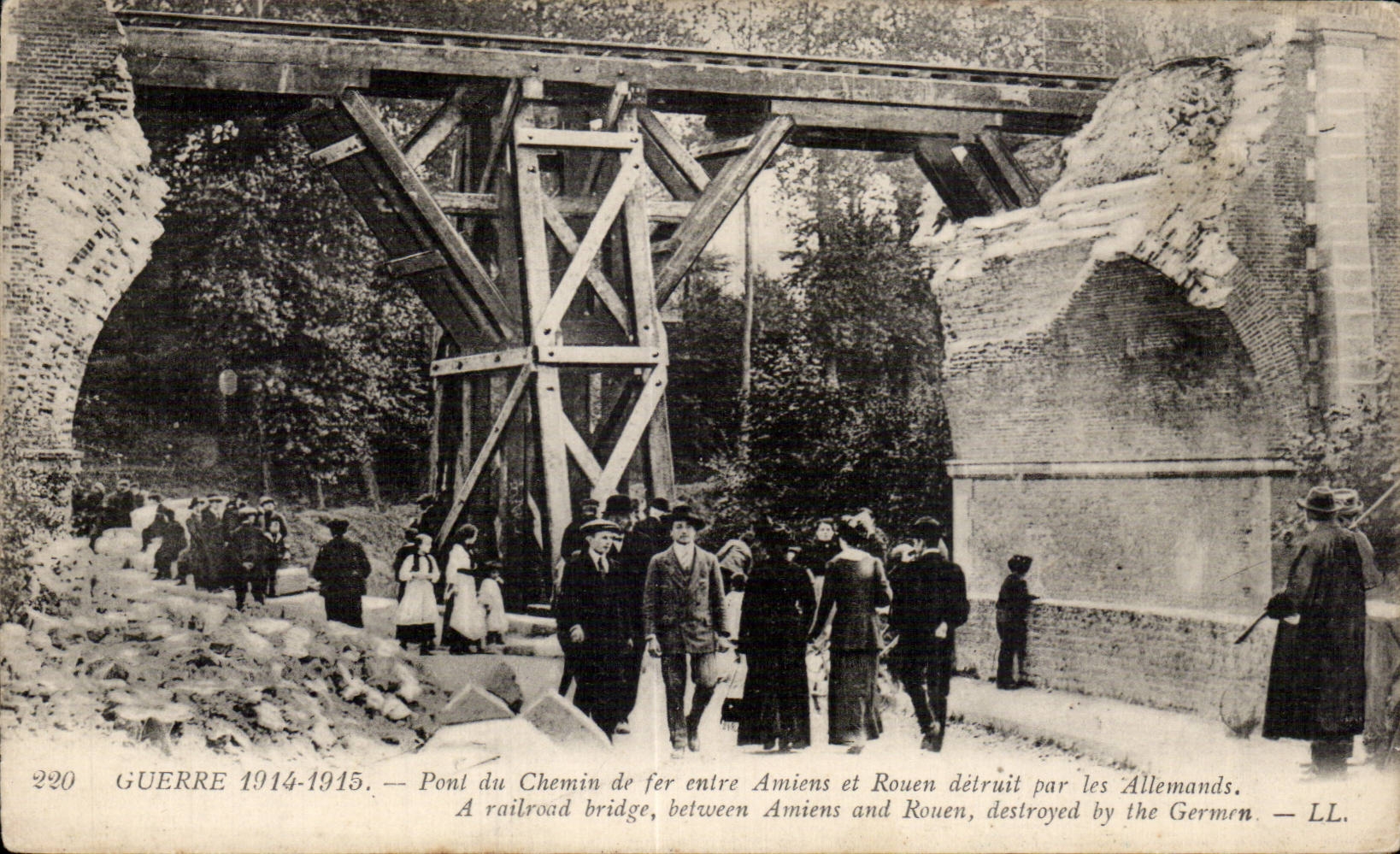 CPA Militaria Guerre 1914 1915 Pont du chemin de fer entre Amiens et Rouen detruit par les allemands