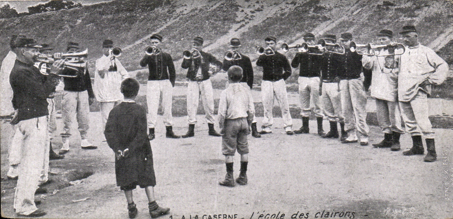 CPA Militaria A la caserne L eglise des clairons 