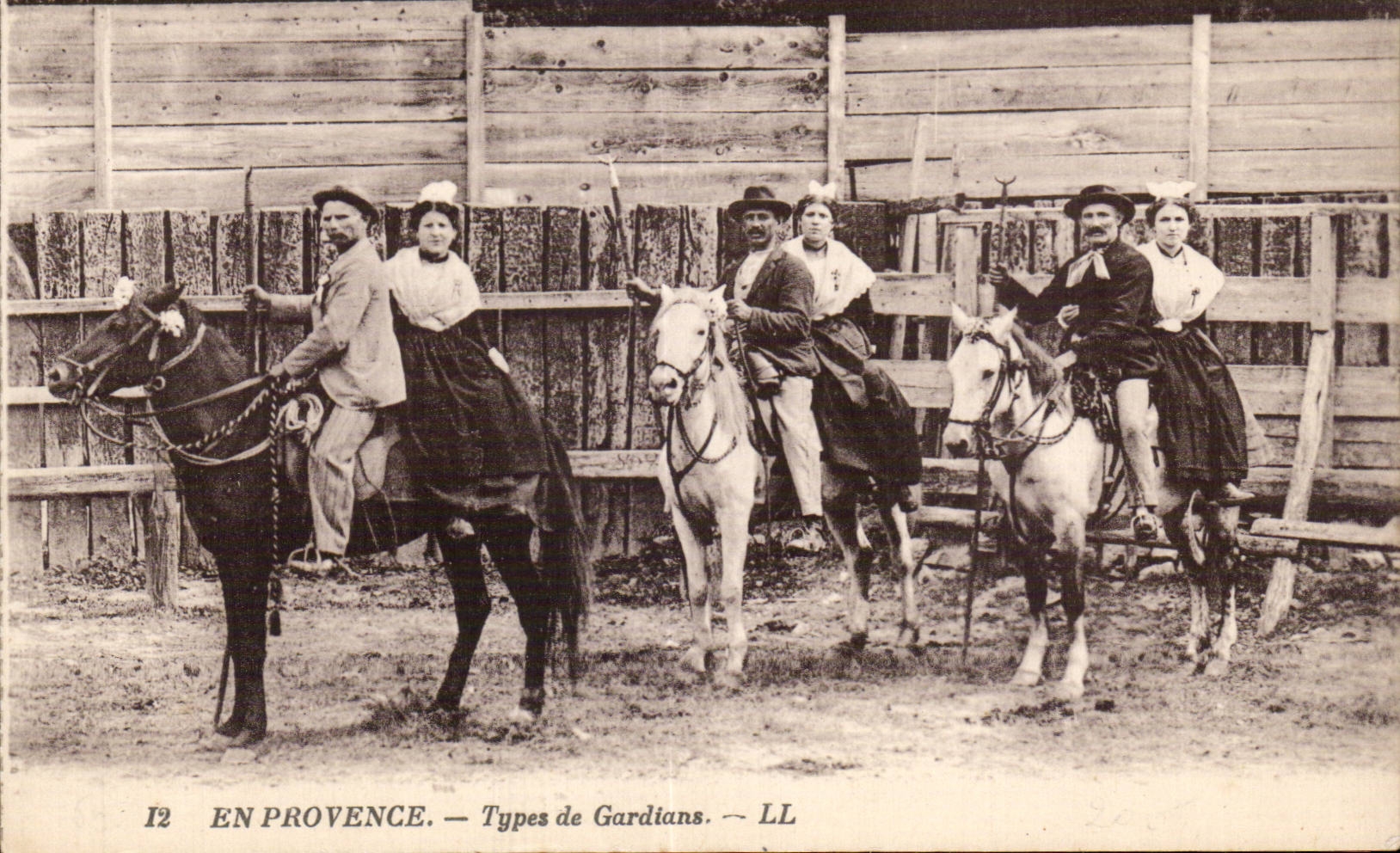 CPA En Provence Types de Gardian Folklore Costume Horse Cheval