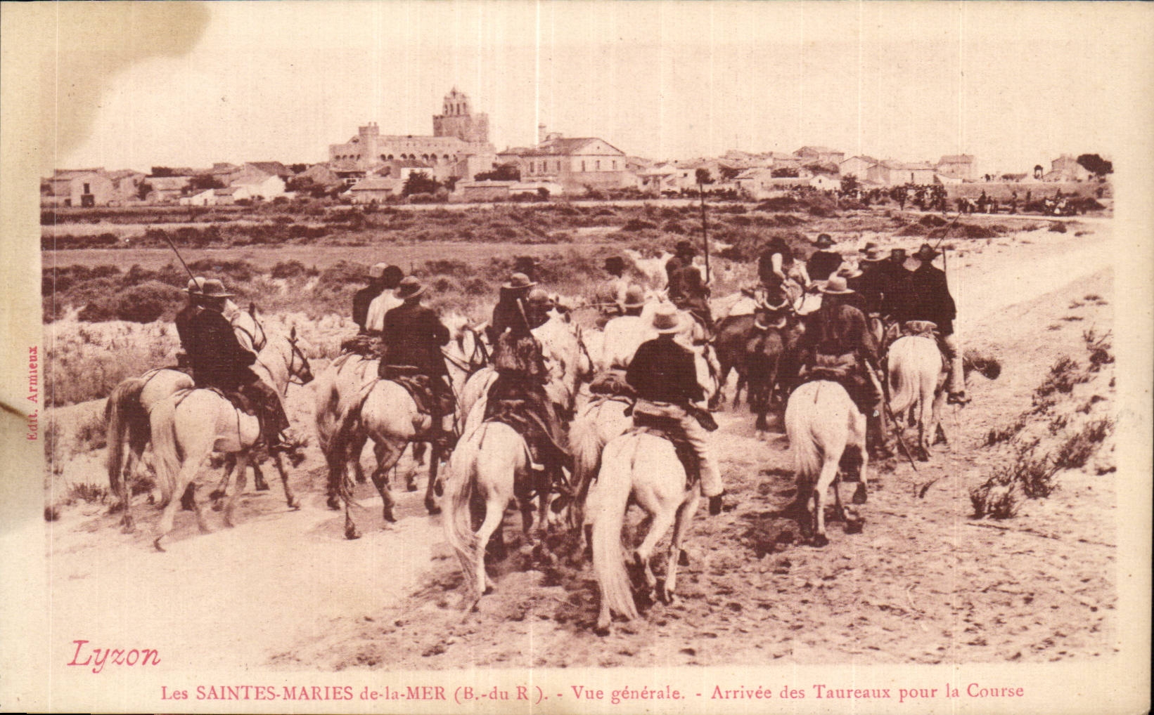 Les SAINTES-MARIES-de-la-MER (B.-du R.) — Vue générale — Arrivée des Taureaux pour la Course — Éditeur Lyxon