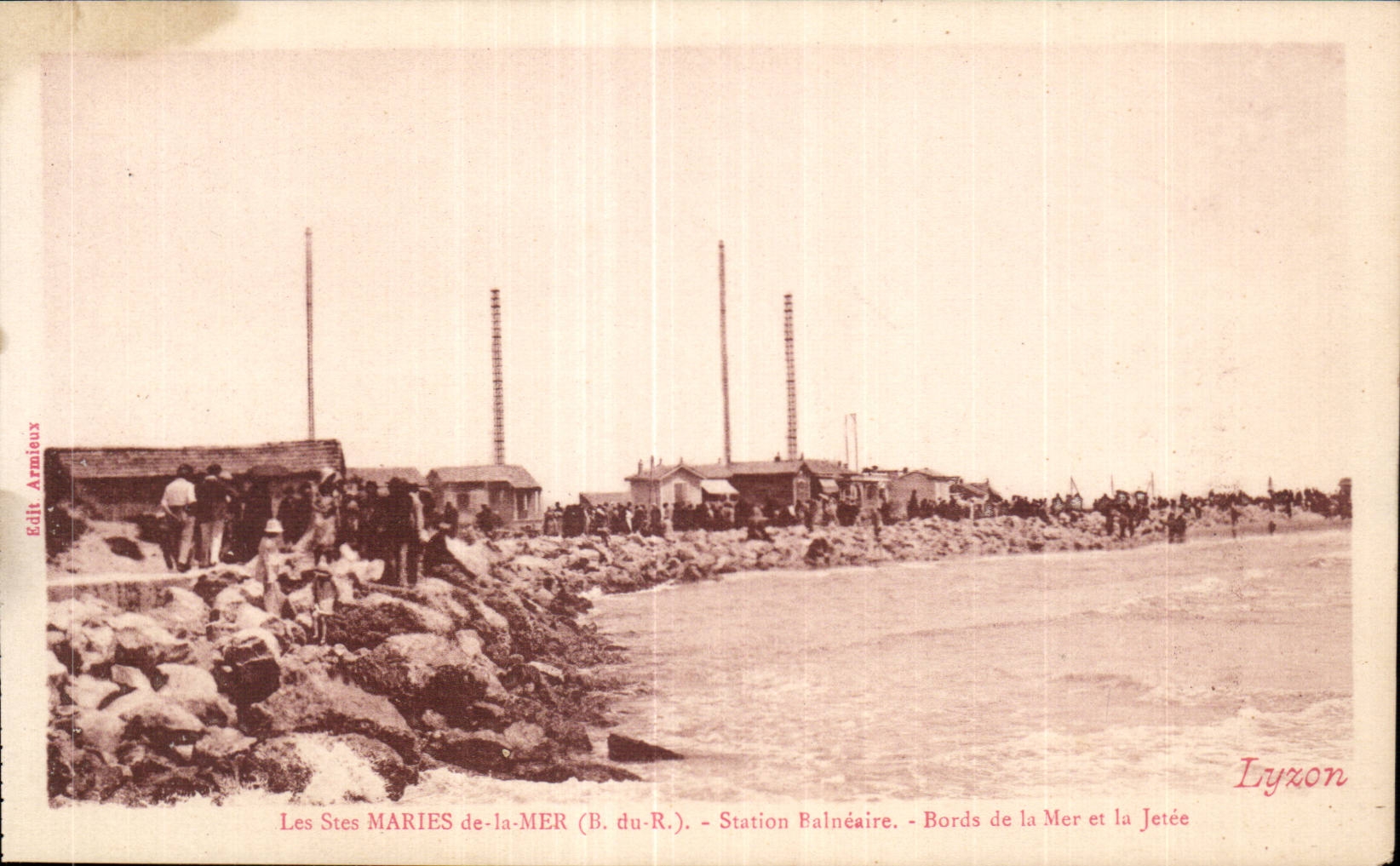 Les Stes MARIES-de-la-MER (B. du-R.) — Station Balnéaire — Bords de la Mer et la Jetée — Édit. Armieuxe, Lyxon