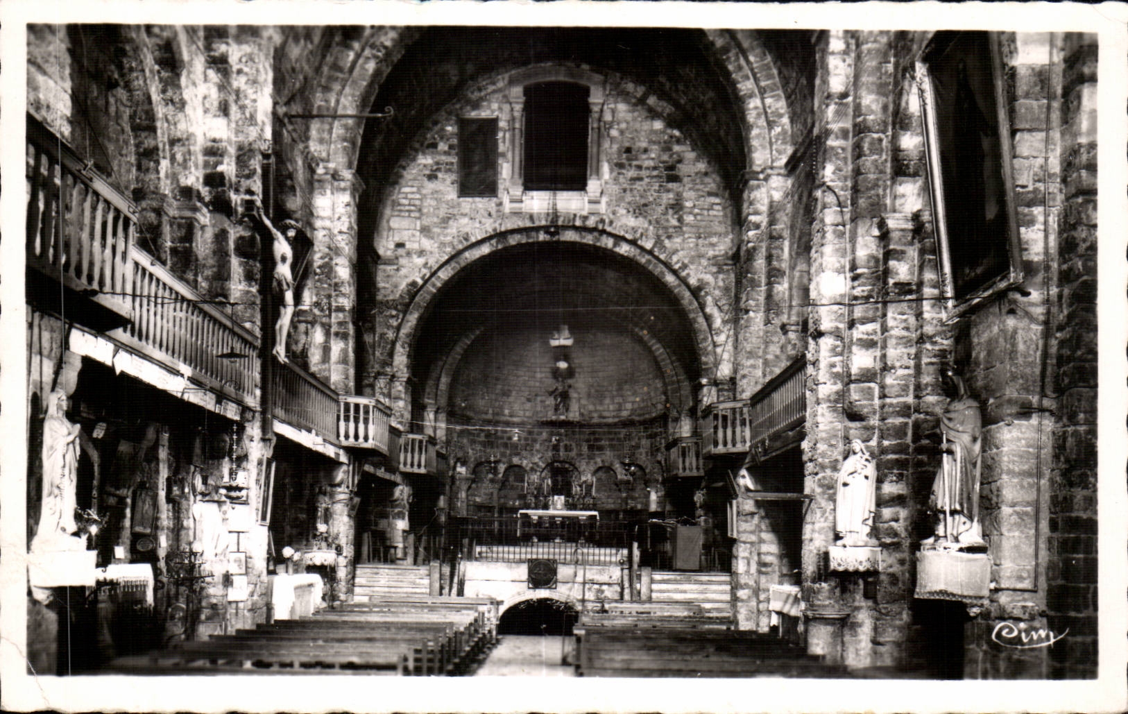 Saintes-Maries-de-la-Mer — Intérieur de l'église — Photo-Courrier Macon