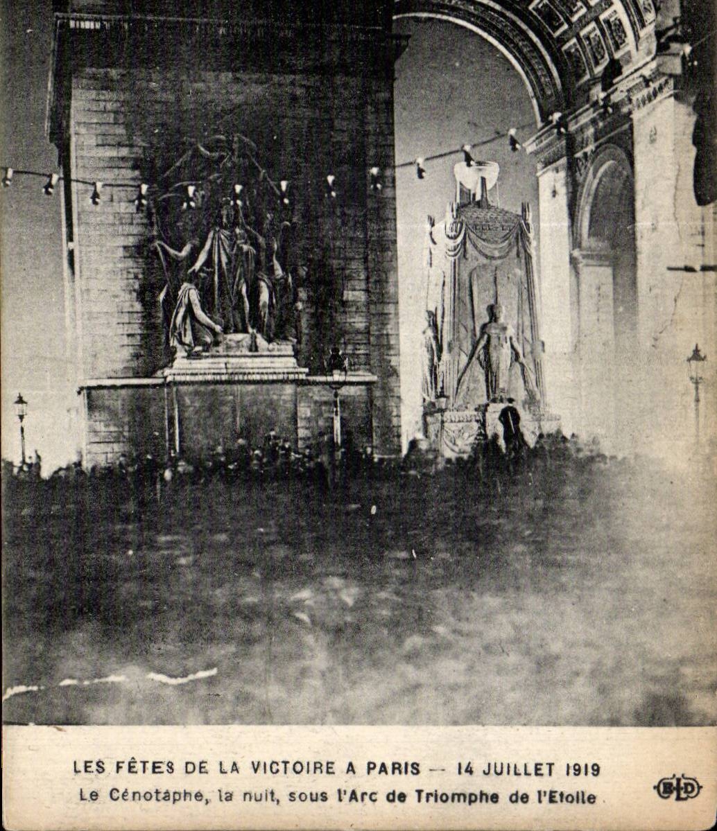 CPA Militaria Les fetes de la victoire a Paris 14 juillet 1919 Le Cenotaphe La nuit sous l Arc de Triomphe de l Etoile