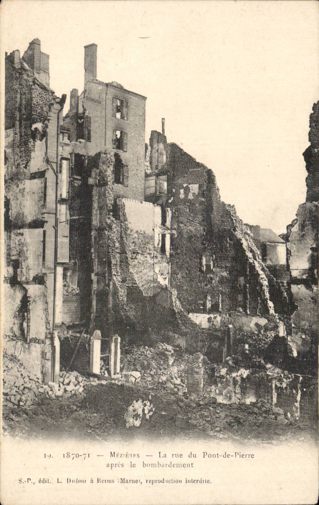 CPA Militaria Mezieres La rue du Pont de Pierre apres le bombardement 