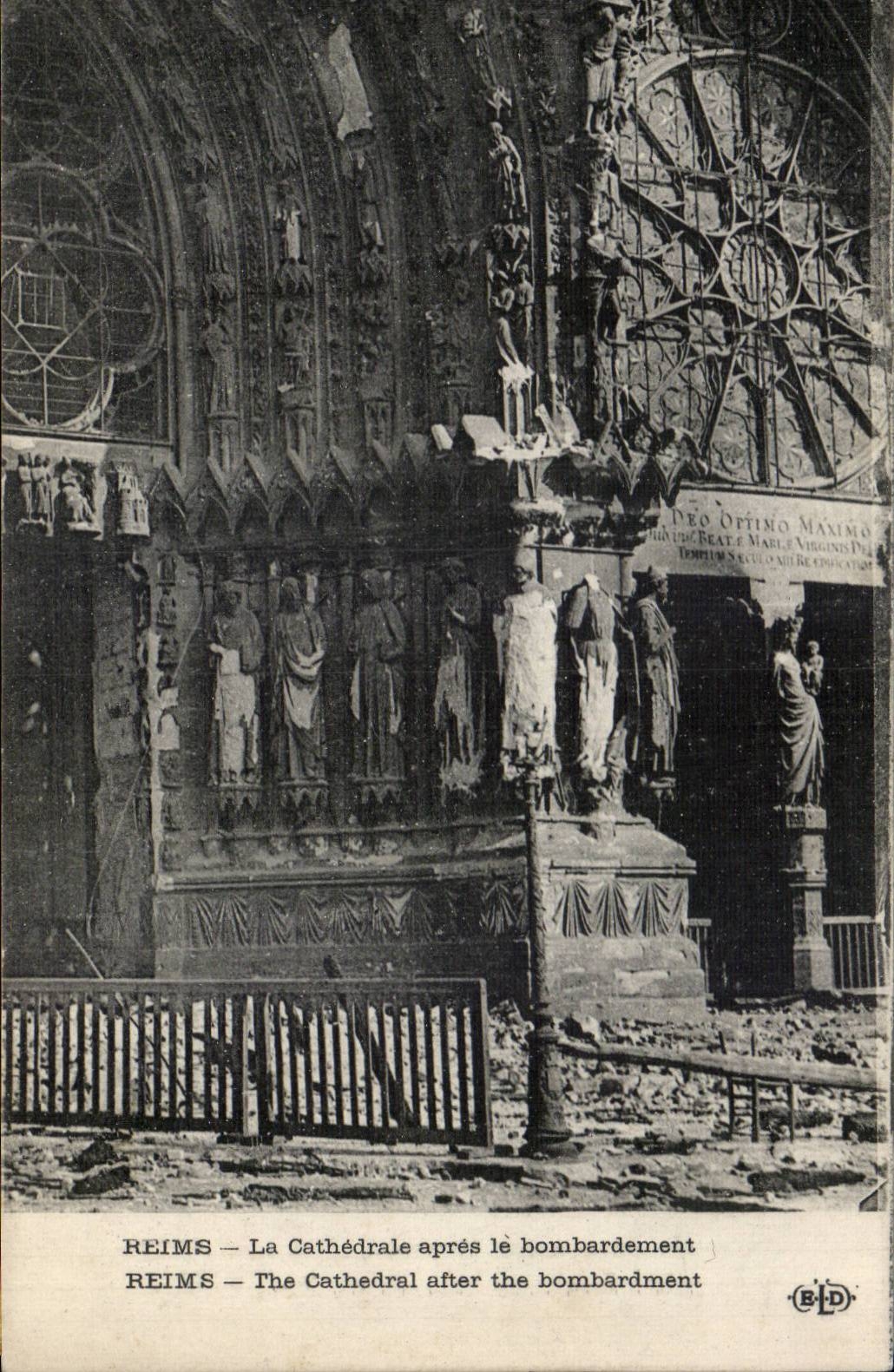 CPA Militaria Reims La cathedrale apres le bombardement 