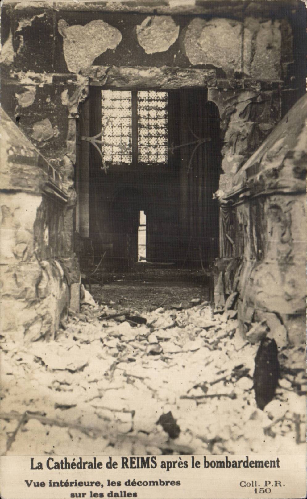 Cathédrale de Reims — Vue intérieure sur les décombres après le bombardement — Coll. P.R. 150