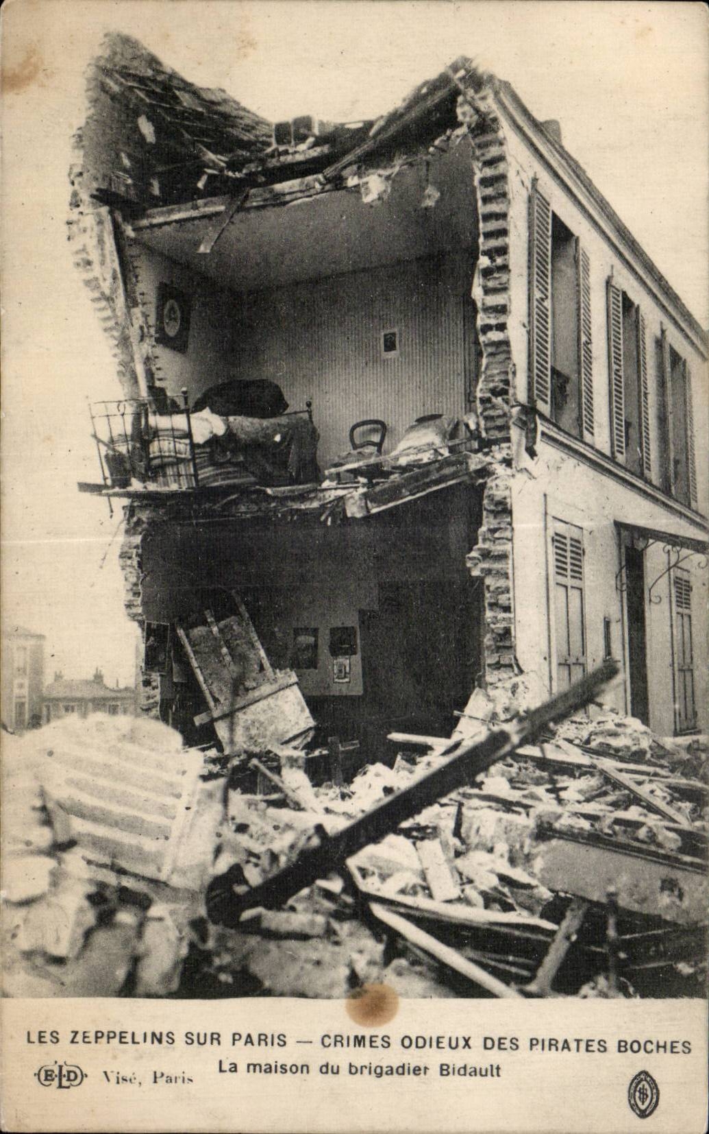 CPA Les zeppelins sur Paris Crimes odieux des pirates boches La maison du brigadier Bidault