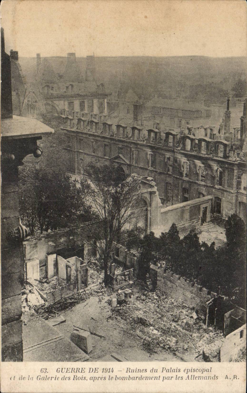 CPA Militaria Guerre de 1914 Ruines du palais episcopal et de la galerie des rois apres le bombardement des allemands