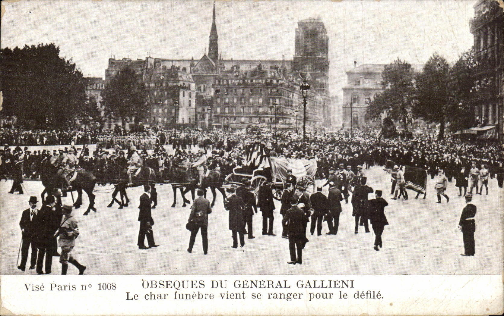 CPA Militaria obseques du general Gallieni Le char funebre vient se ranger pour le defile