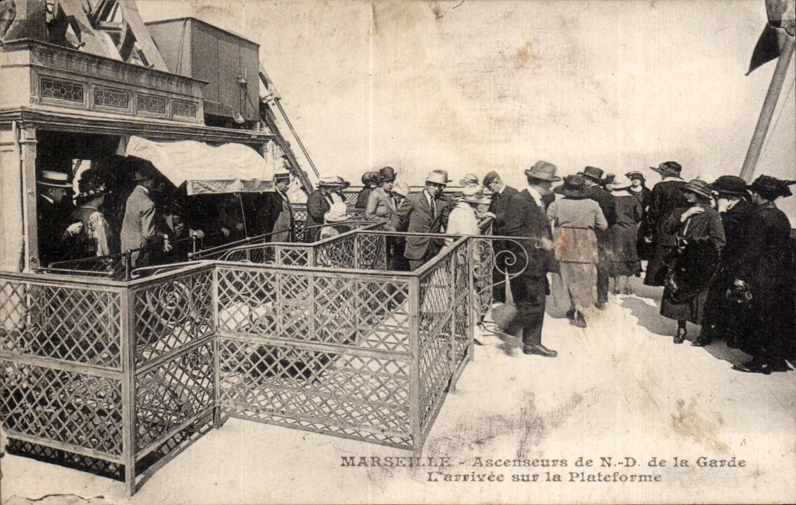 Marseille - Ascenseurs de Notre Dame de la Garde - L Arrivee sur la Plateforme - CPA 