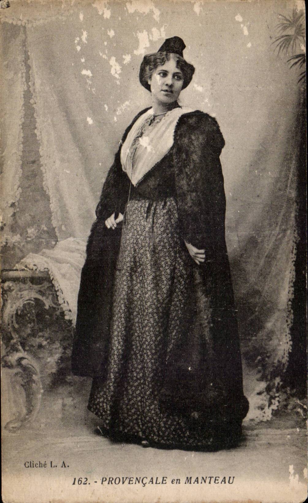 CPA Provencale en manteau Folklore costume