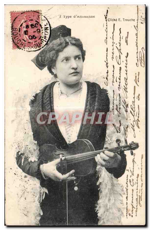 CPA En Provence Type arlesienne Folklore costume Violon 