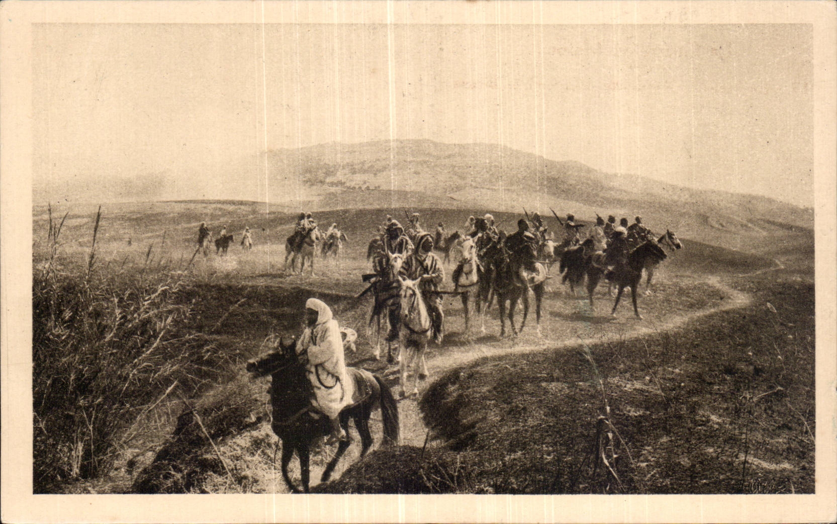 La Mehalla Chérifienne — Au fond, le Bibane — Photo COUTANSON