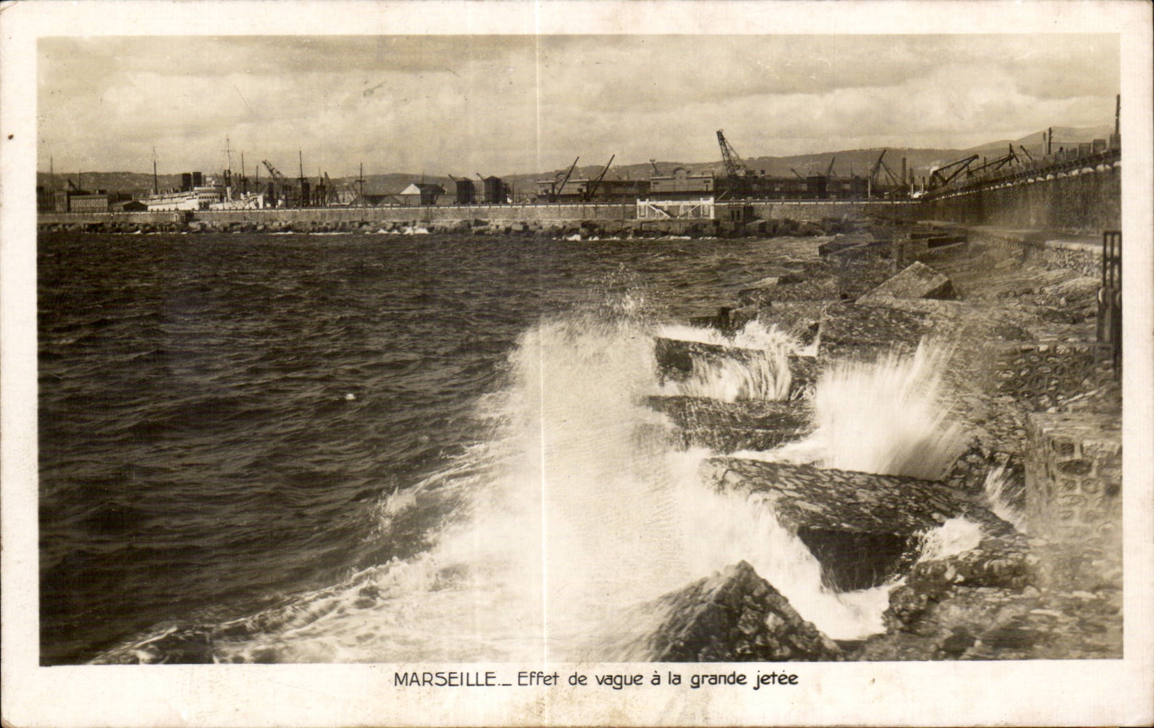 Marseille - Effet de Vague a la grande jetee - CPA 
