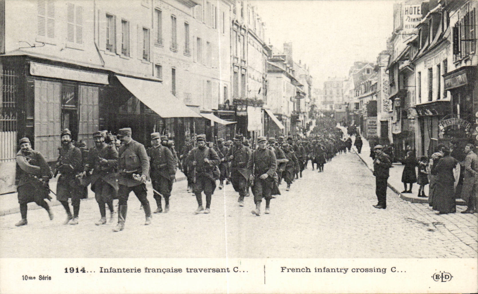 CPA Militaria Infanterie francaise traversant c 