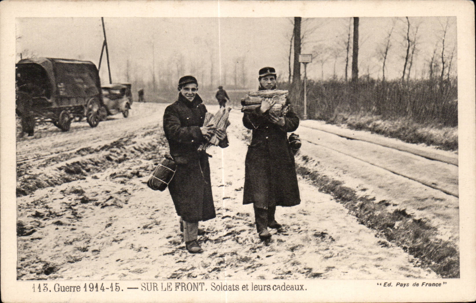 CPA Militaria Sur le front Soldats et leurs cadeaux