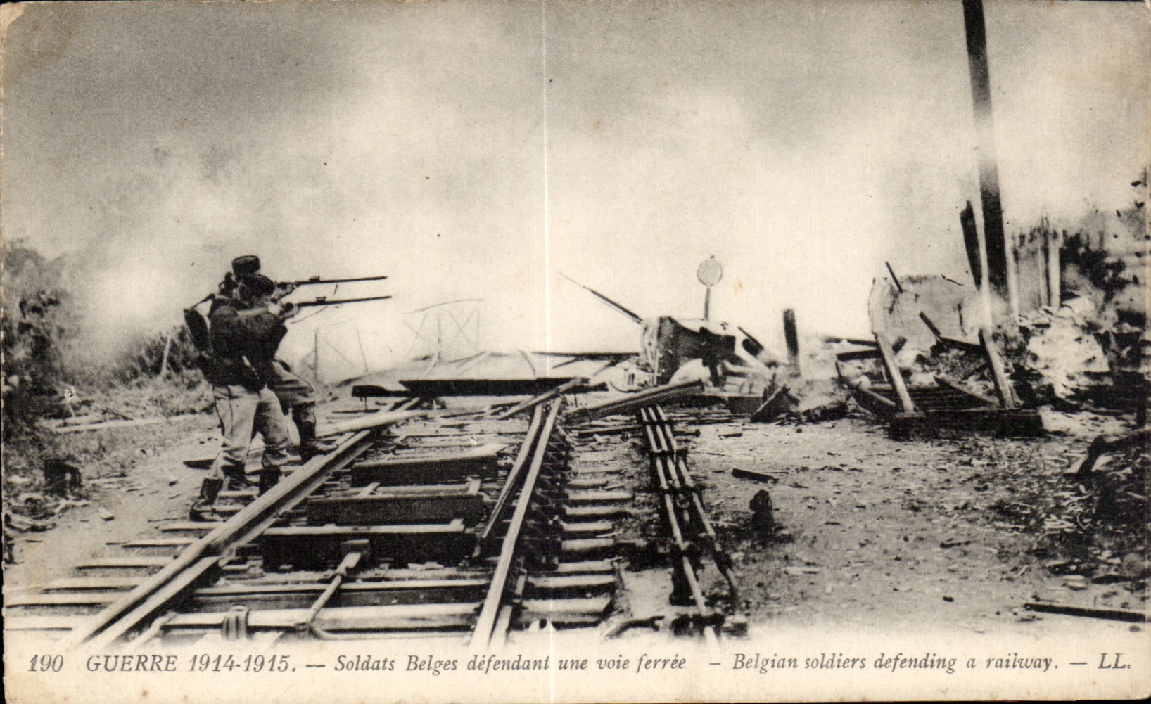CPA Militaria Soldats belges defendant une voie ferree 