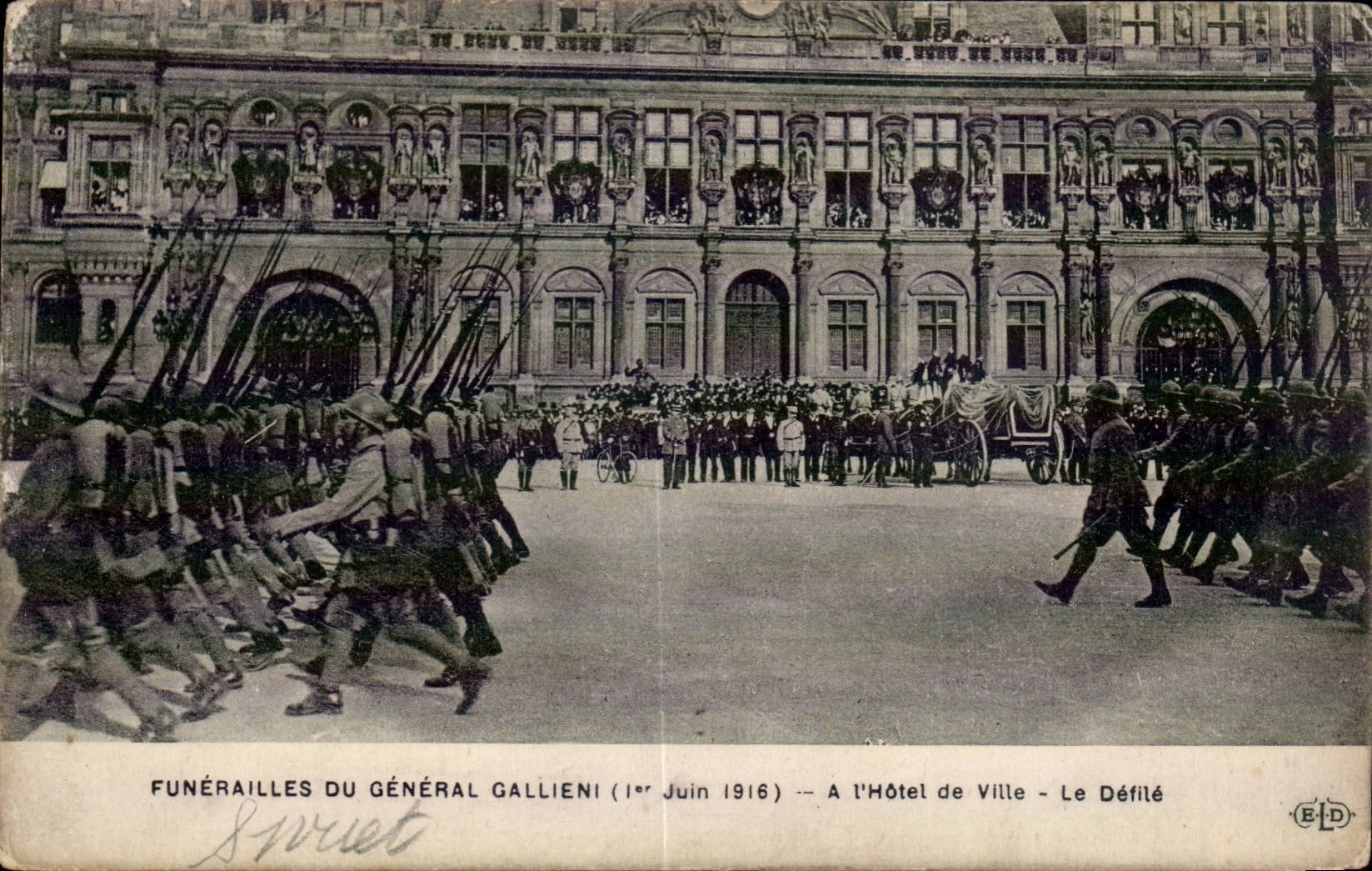 CPA Militaria Funerailles du general Gallieni (1er juin 1916) A l hotel de ville Le defile