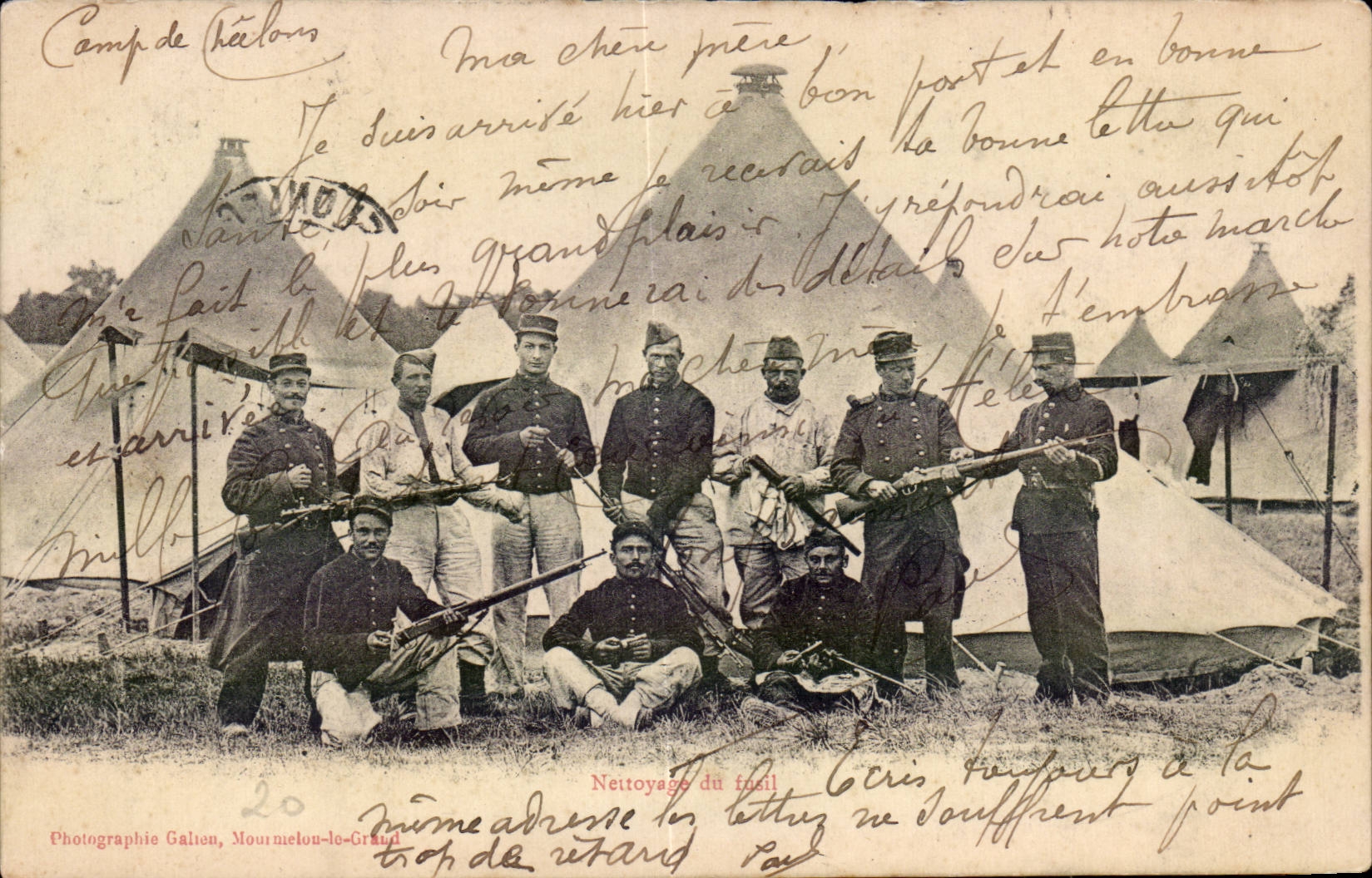 Camp de Théâlons — Soldats en tenue de campagne devant des tentes — Photographie Galton, Mourmelon-le-Grand, n°20