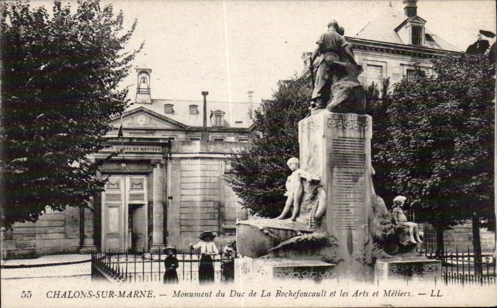 CPA Militaria Chalons sur Marne Monument du duc de la Rochefoucauld et les Arts et Metiers 
