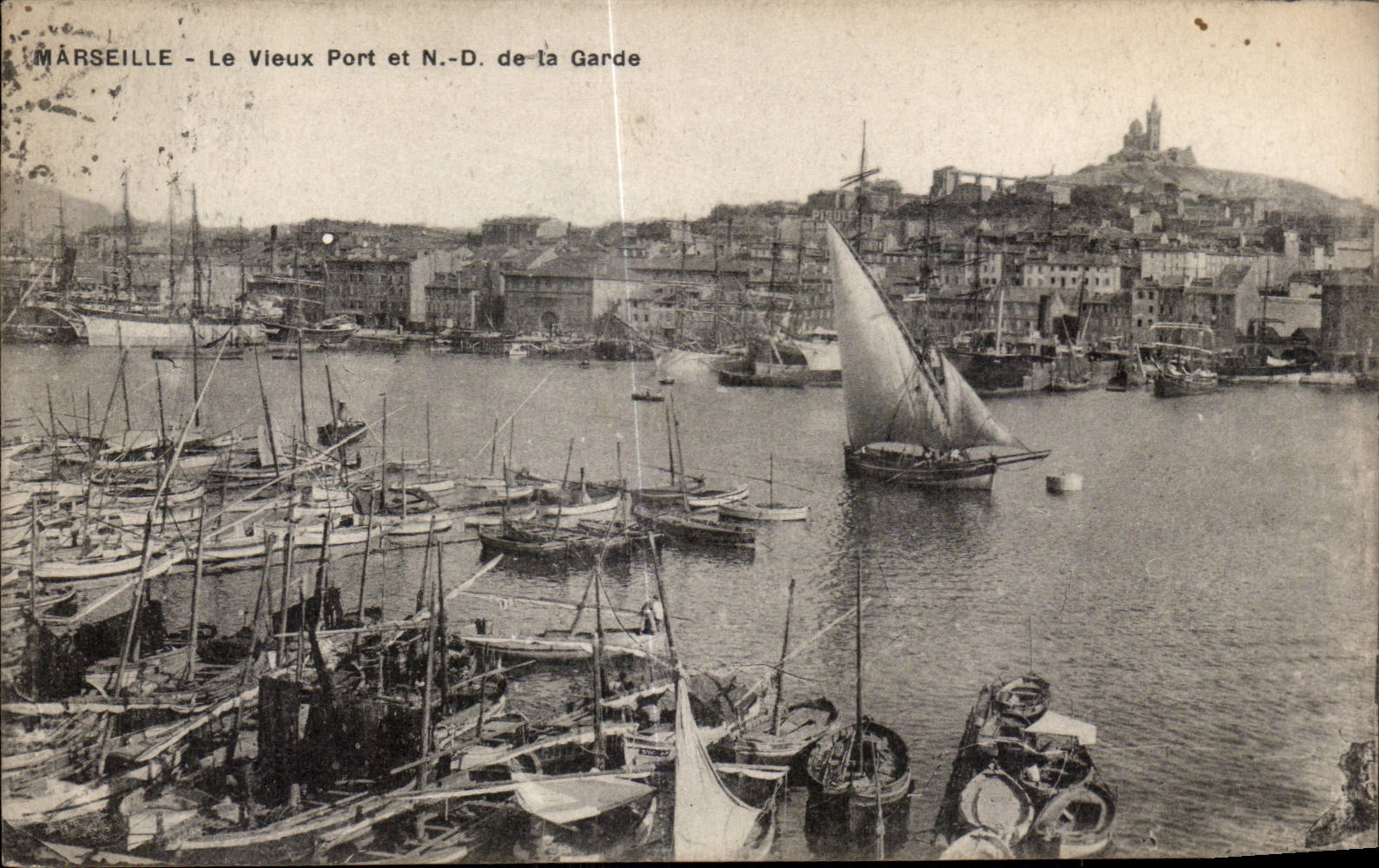 CPA Marseille Le vieux port et ND de la Garde