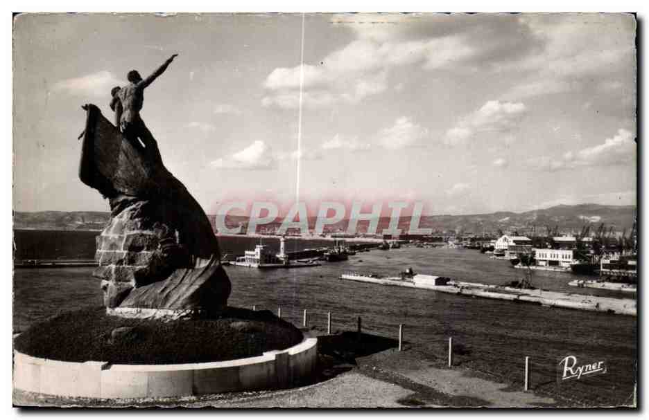 CPSM Marseille Vue generale sur les ports Monument aux victimes de la mer