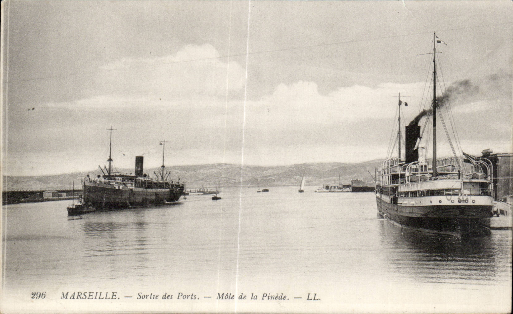 CPA Marseille Sortie des ports Mole de la Pinede Bateau